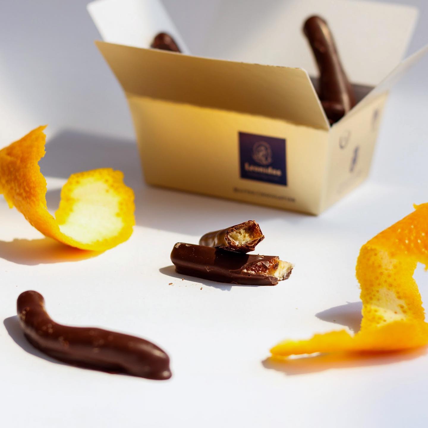 Один из любимых видов шоколада в нашей лавке.
Яркий, насыщенный вкус цедры апельсина 🍊и терпкий вкус чёрного шоколада - сочетание, которое понравится каждому.

Если уже пробовали этот шоколад - пишите в комментариях. ☺️

Напоминаем что на нашем сайте можно оформить заказ с доставкой по Кишиневу!

🌎Leonidascafe.md
📞 07 99 88 018